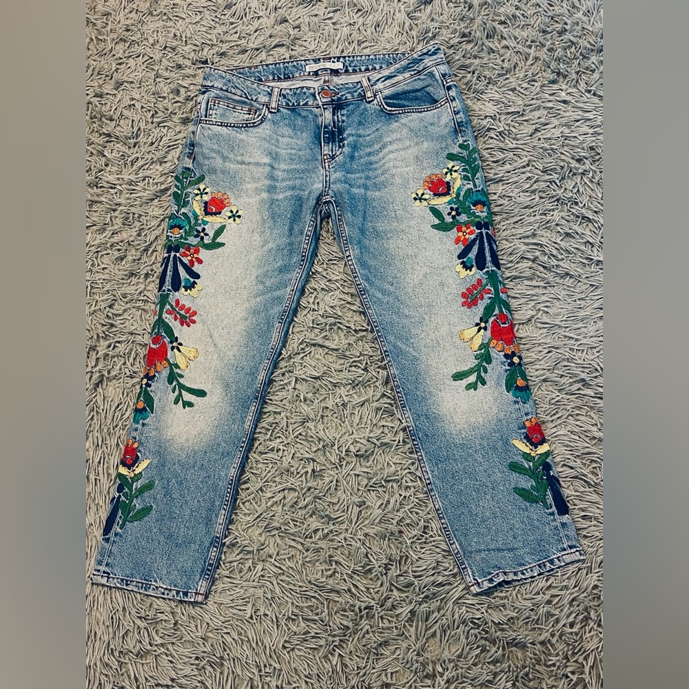 Gorgeous Zara floral embroidered Jeans . Size 8